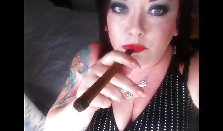 MILF عكس هاي سكسي شهواني آمریکایی خوش شانس یکی را روی زمین می مالد.