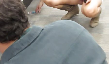 آماتور کوچک داغ گربه فیلم شهوانی پورن جوان خود را با dildo اسب fucks می کند